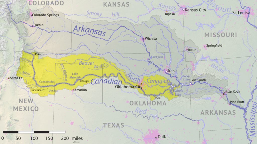A képen az Arkansas folyó vízgyűjtő területét látod. Sárgával a Canadian River, a másik nagy folyó vízgyűjtő területe jelenik meg, amely része az Arkansas vízgyűjtő területének. A képen jól látszik, hogy a mellékfolyók vizeit az Arkansas a Mississippi folyóba vezeti. Pueblo városát a kép bal felső sarkában találod, és jól látszik az Arkansas forrása is.
