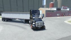 Továbbra is a Kenworth T680 Duty Day Cab modelljével falom a kilométereket, amelybe egy 600 LE-s motorral, Eaton Ultrashift váltóművel, 6x4-es alvázzal és 200 gallonos üzemanyagtartállyal szerelt példány, amellyel nehezebb rakományokat is bevállalhatok. A Widow Black festés és a pirosra mázolt felnik különleges kinézetet kölcsönöz a járműnek - a Mack szervizben átnézettem, közben a GPS-en beállítottam a Flavorfair (Bartlett Grain Co.) cég telephelyét. Bepattantam a vezetőülésbe, és elindultam a Fairfax Traffixway végén található gabonasilóhoz. A szerviz a város északi részén, a Missouri határfolyó ölelésében elhelyezkedő ipartelepen található, a Sunshine Rd környékén. Indulás után bekukkantottam egy munkaközvetítőbe, majd egy alkalmas helyen megtekinthettem a Kansas City városát bemutató videót. Ez nem tartott sokáig, így hamar eljutottam a céghez, amit a hatalmas gabonasilók miatt el sem tudtam volna kerülni. Megkerestem a pótkocsit és felcsatoltam. A rakomány egy kéttengelyes Hopperbe ömlesztett gabona, amit a salinai Flavorfair telephelyére kell elszállítanom.